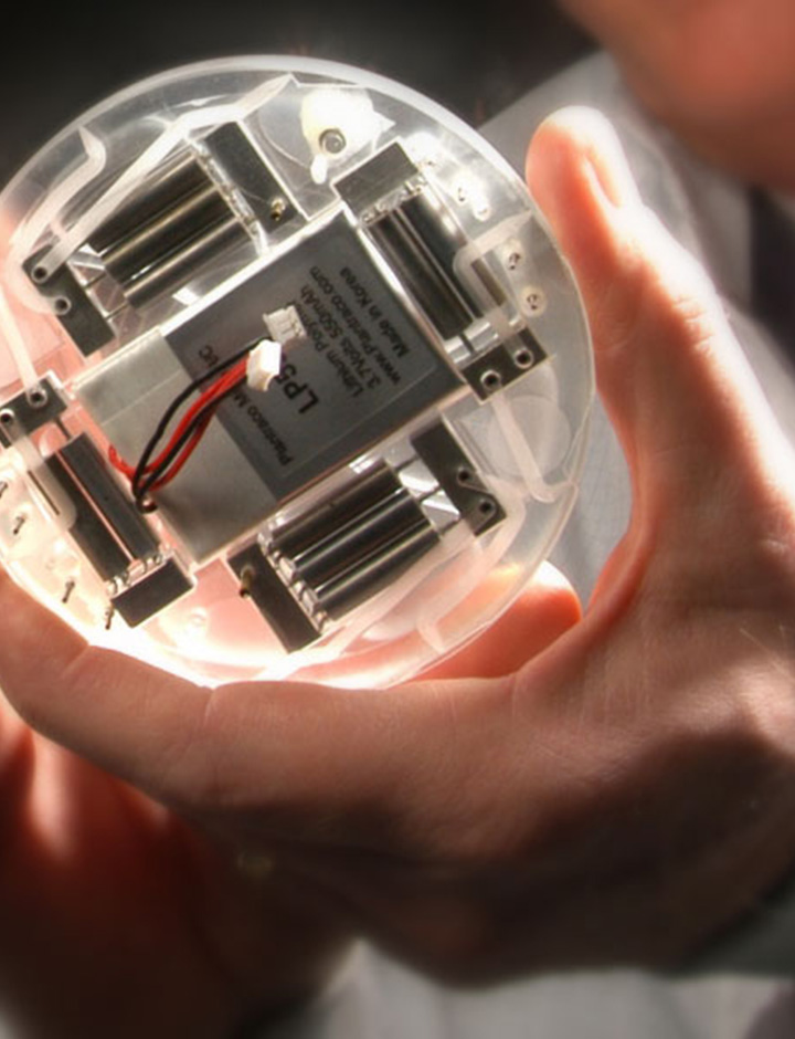 Man holding a glass disc made of SCHOTT FOTURAN® II 