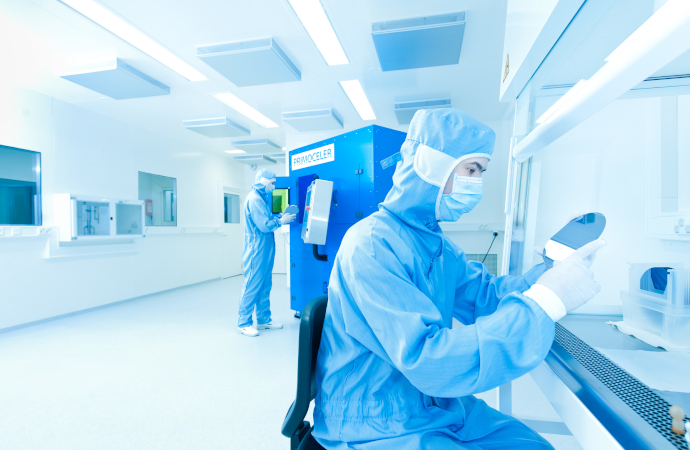 Scientist working in a laboratory