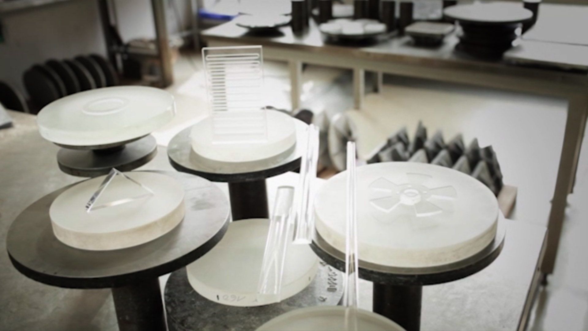 Presentation of several samples of SCHOTT BOROFLOAT® glass in different shapes and sizes